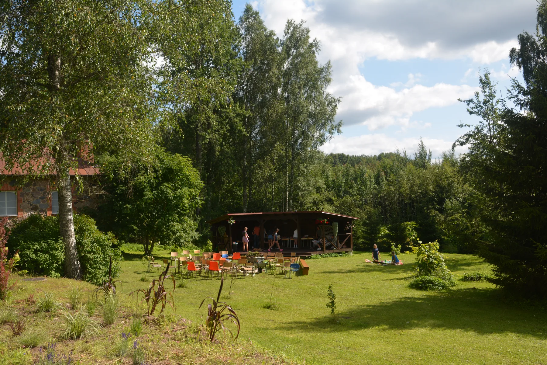 Parks, terase un āra aktivitāšu teritorija
